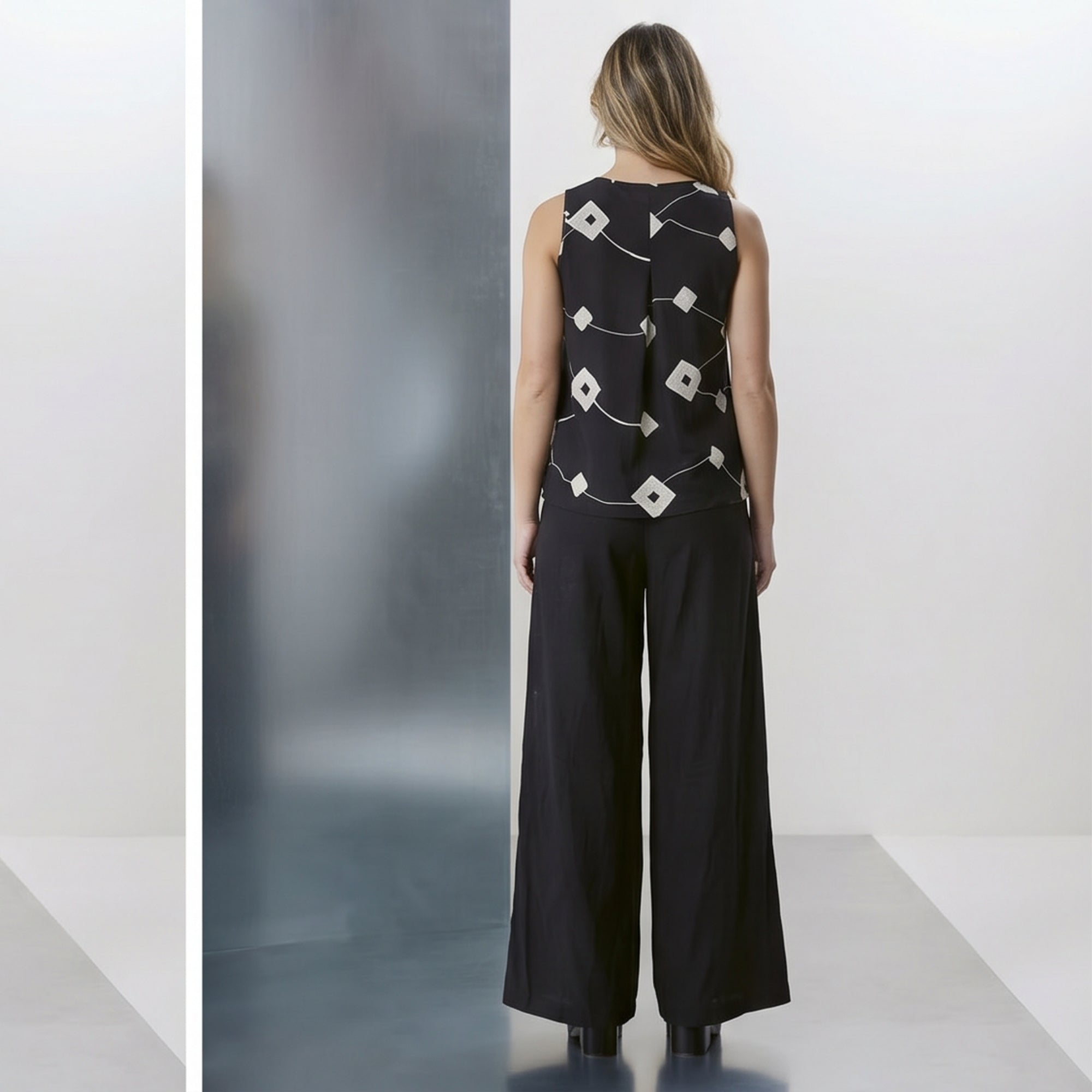 Canotta curvy in cotone ricamato a rombi – modello a campana con pence