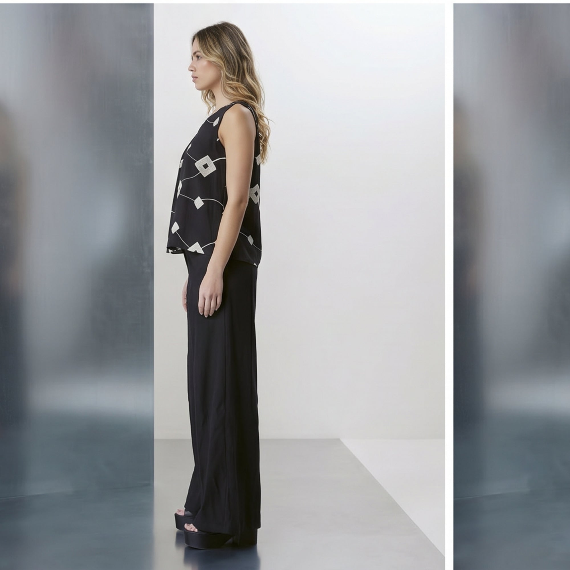 Canotta curvy in cotone ricamato a rombi – modello a campana con pence