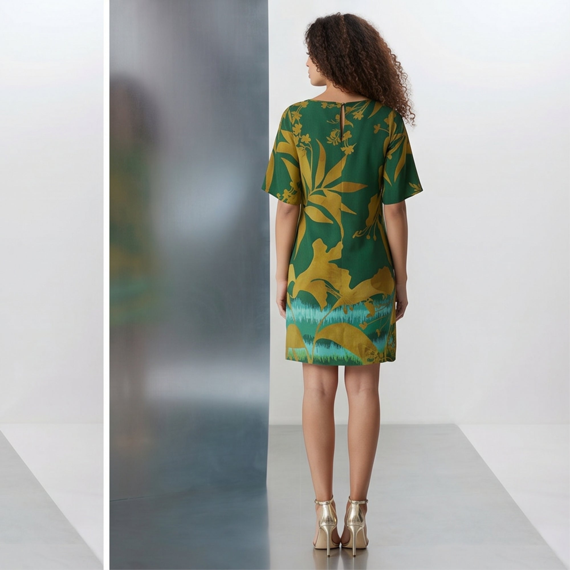 Abito estivo sacchetto in viscosa fantasia floreale verde/bronzo – curvy con manica