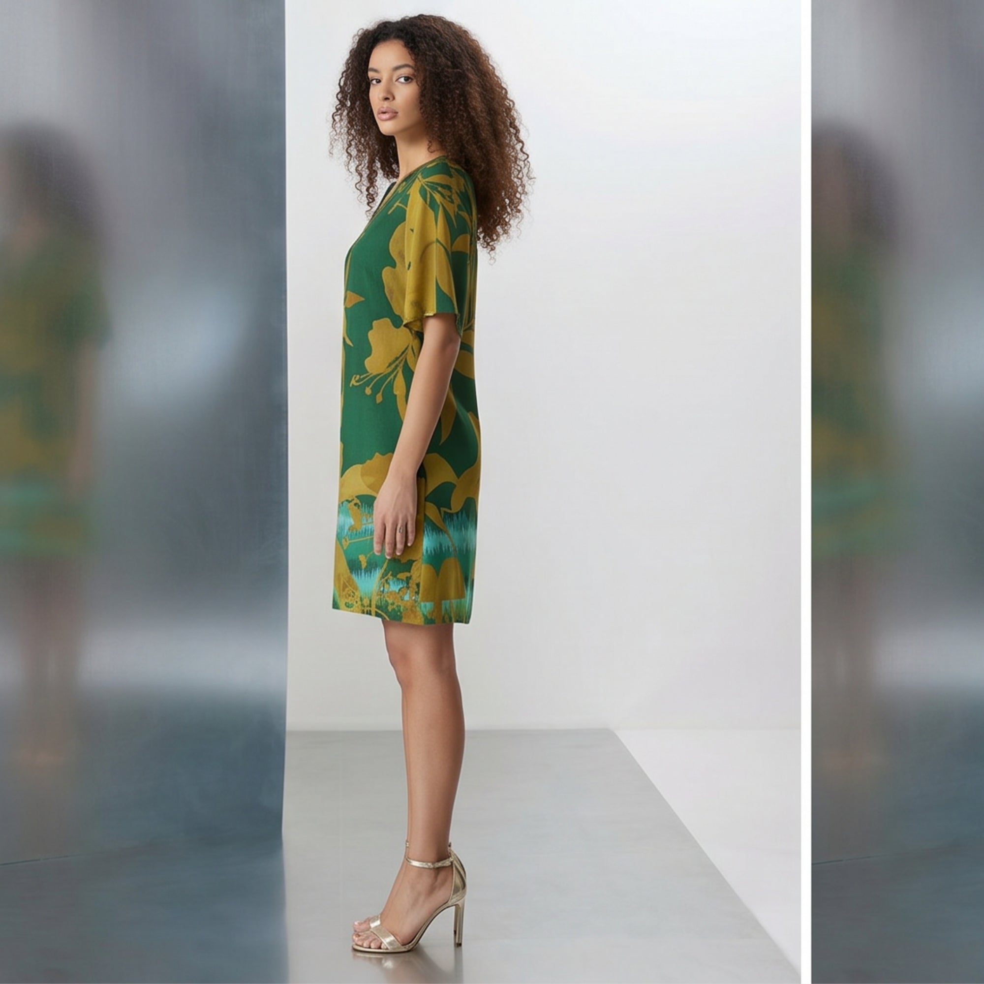 Abito estivo sacchetto in viscosa fantasia floreale verde/bronzo – curvy con manica