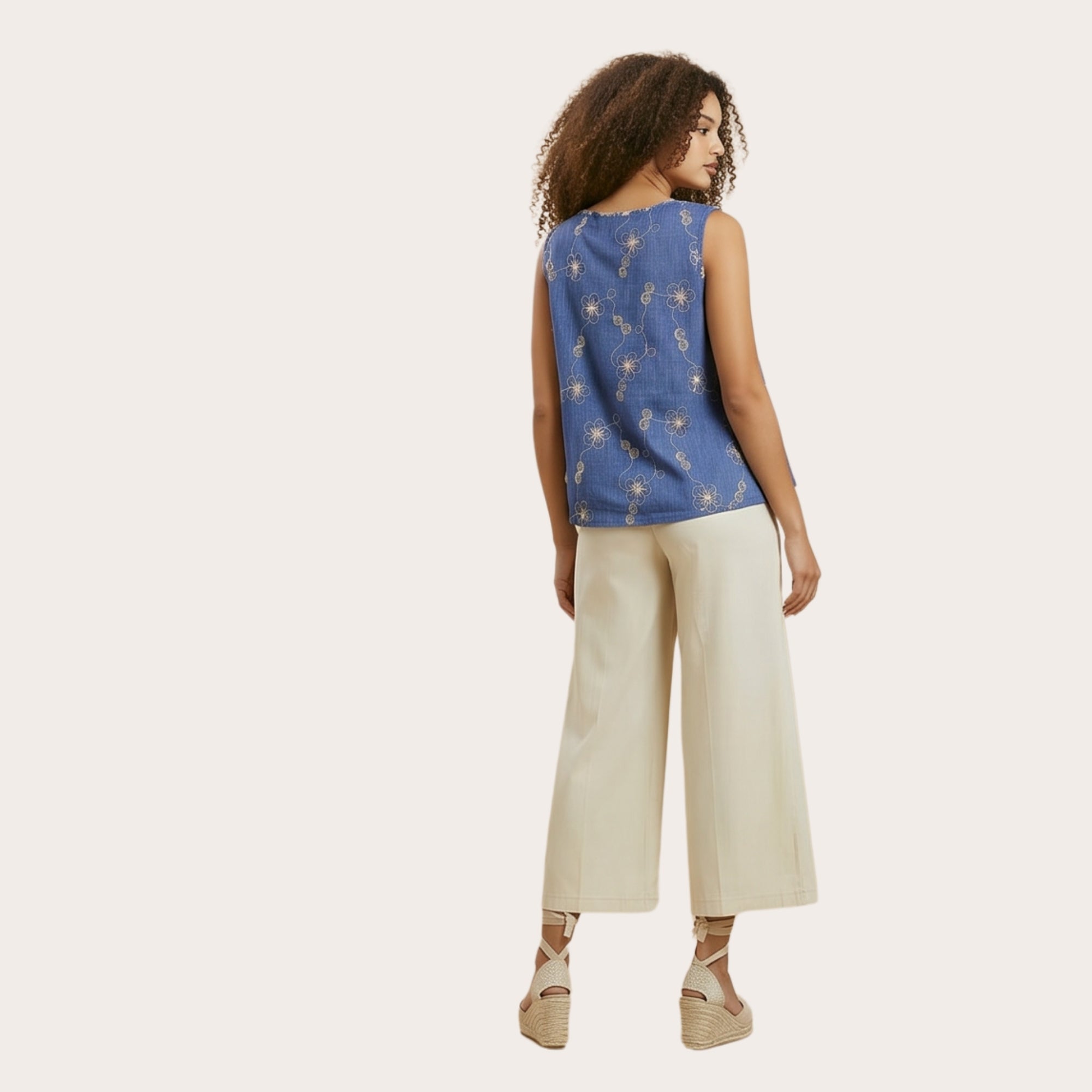 Canotta curvy in jeans leggero blu – modello campana ricamato