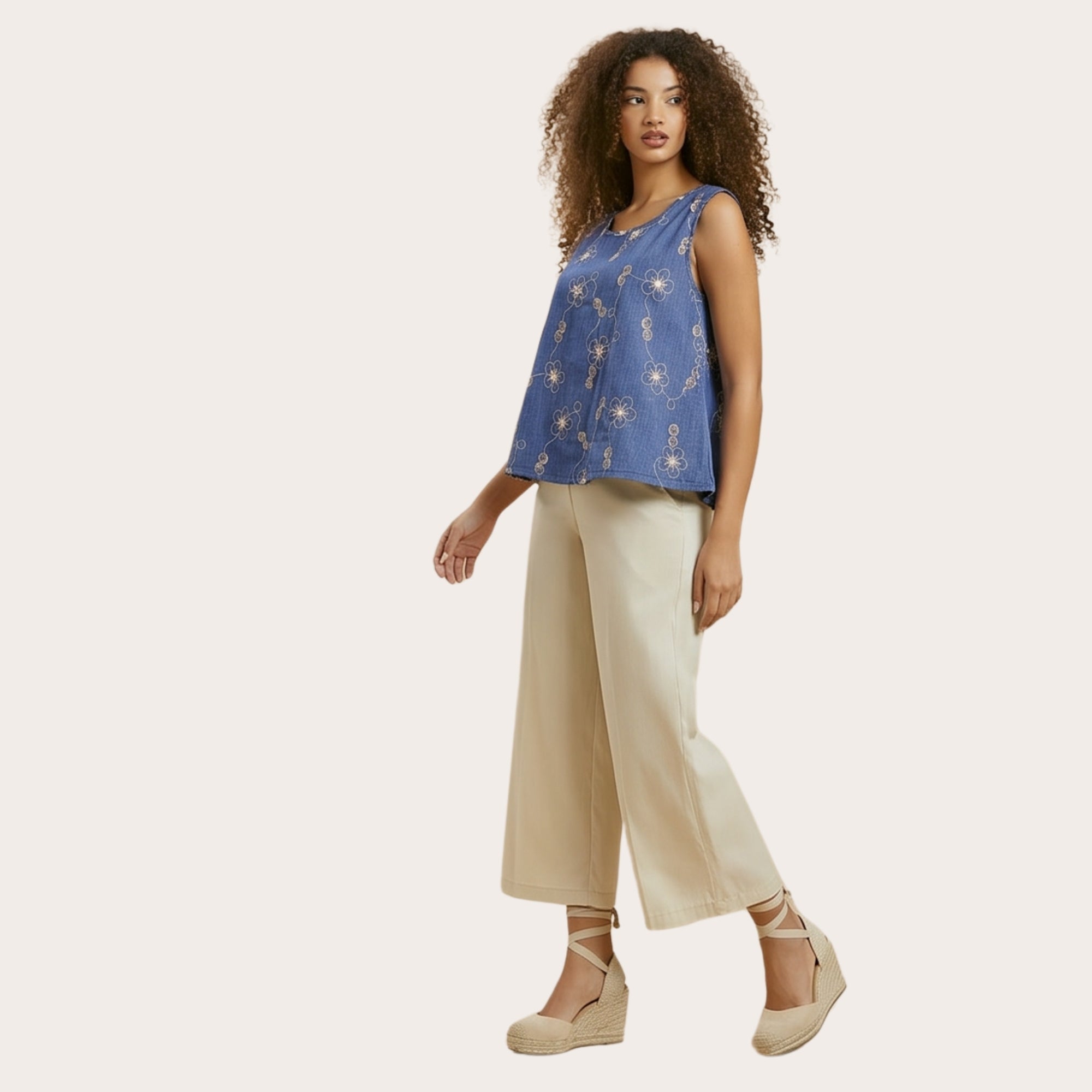 Canotta curvy in jeans leggero blu – modello campana ricamato