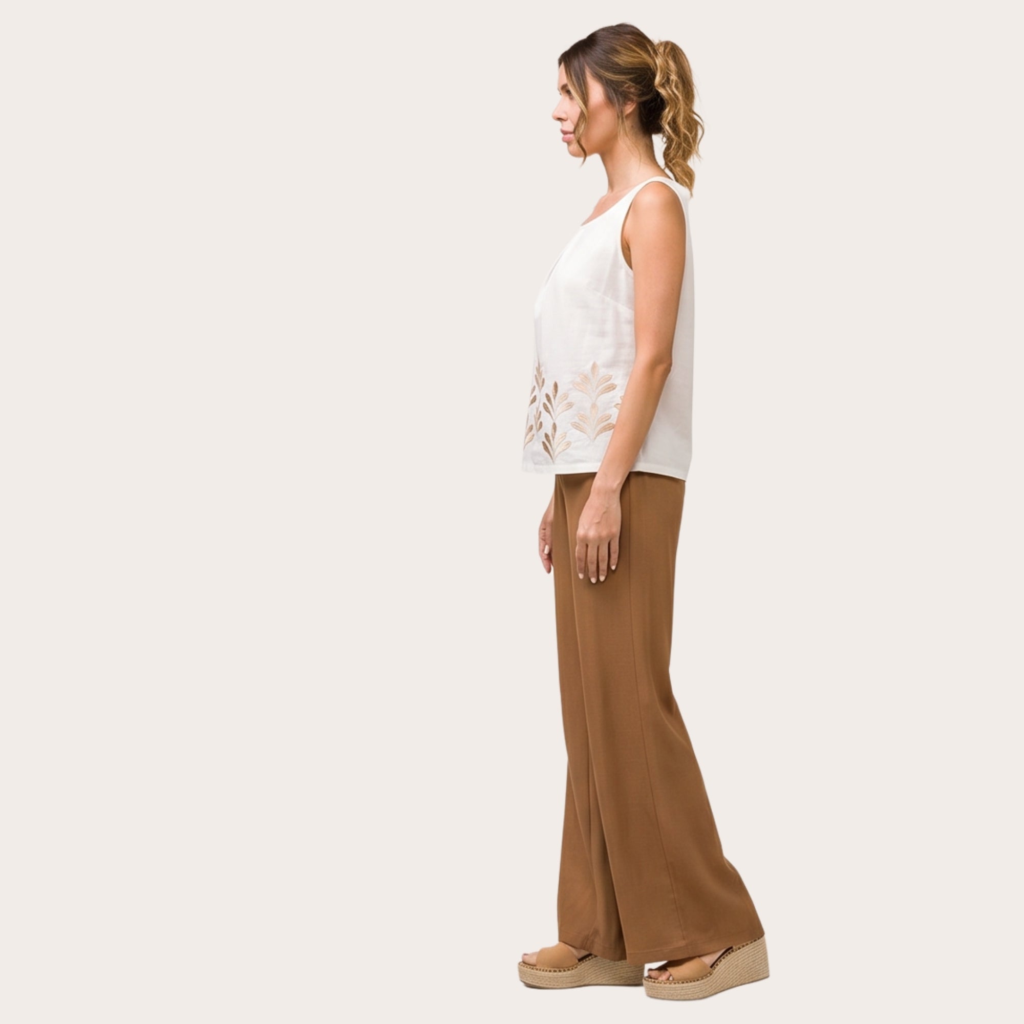 Canotta curvy in cotone ricamato bianco – modello a campana (MD326)