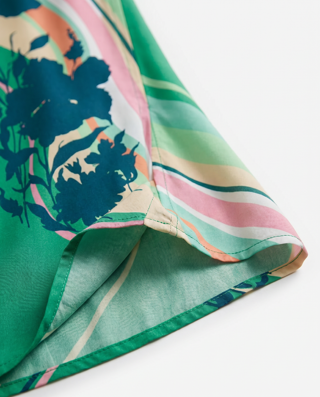 Abito estivo lungo in viscosa fantasia floreale verde con spacco laterale – curvy (AL138)